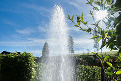Wasserfontäne im Paradiesgarten des Wellnesshotels zum Kramerwirt